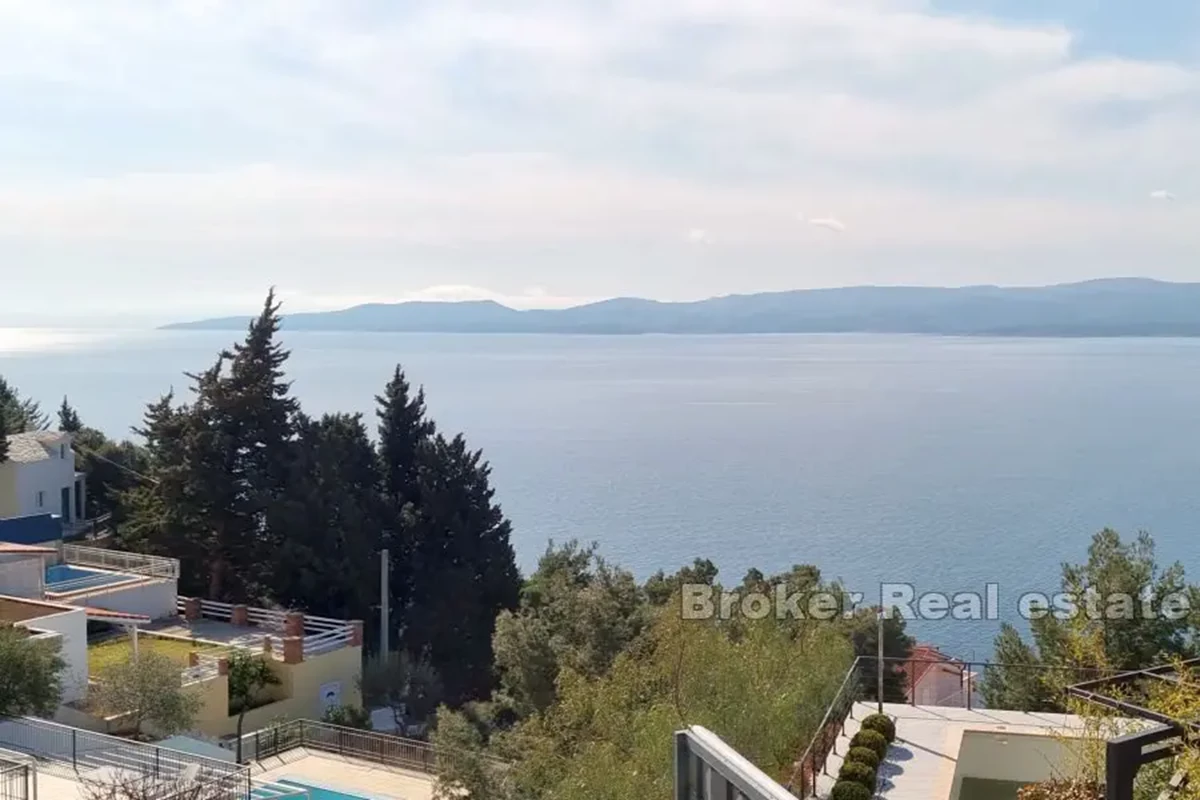 Casa con piscina e vista mare