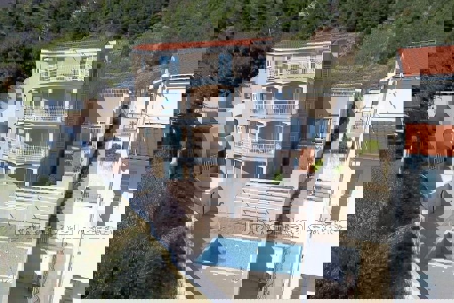 Casa con piscina e vista mare