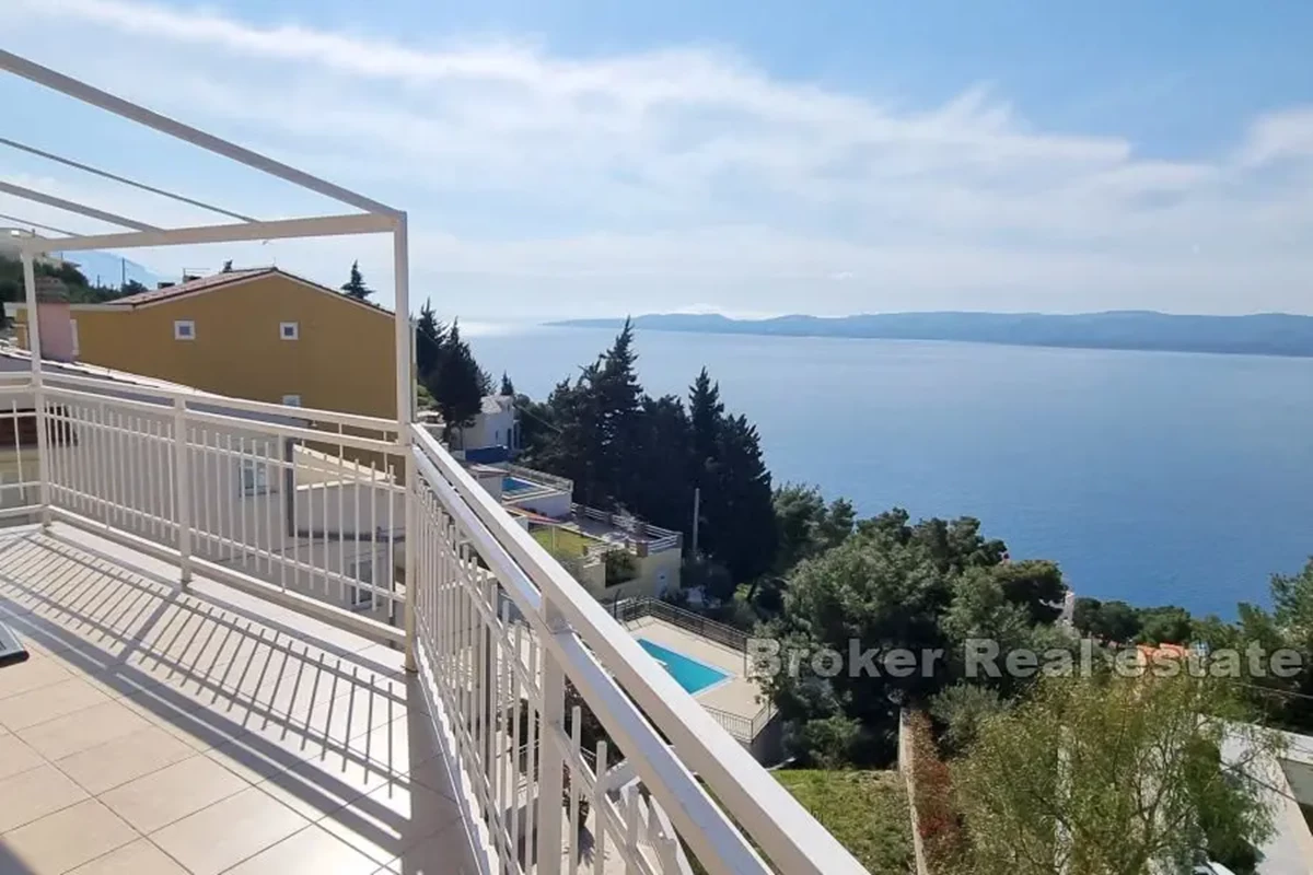 Casa con piscina e vista mare