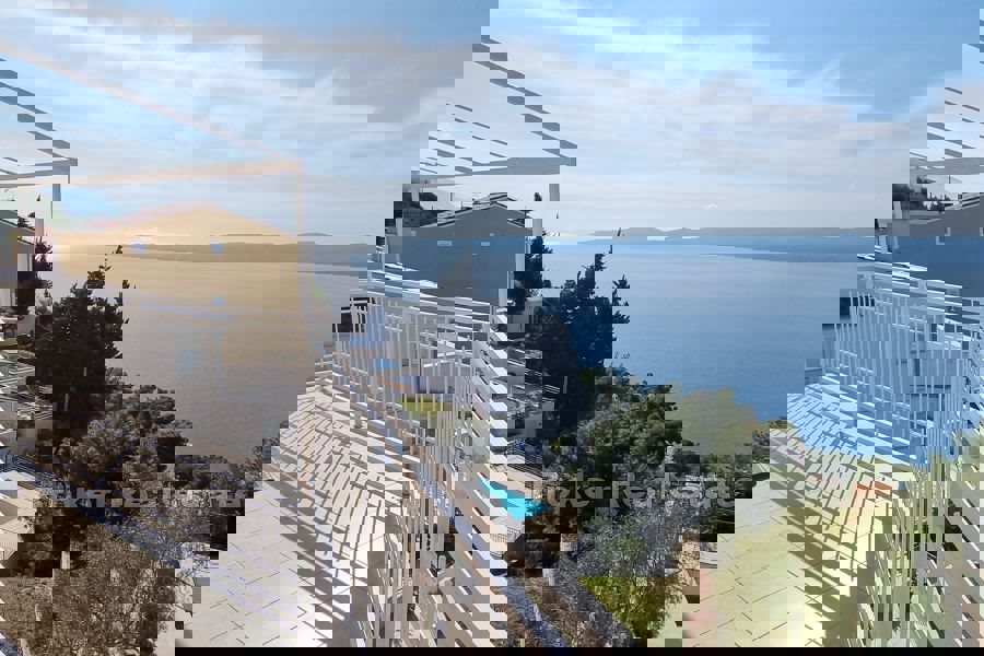 Casa con piscina e vista mare