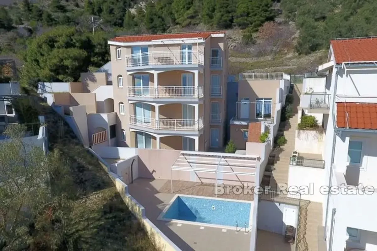 Casa con piscina e vista mare