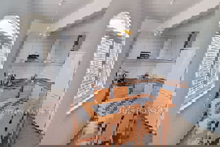 Casa con piscina e vista mare