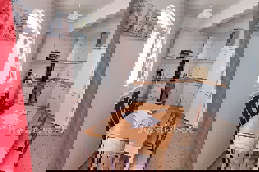 Casa con piscina e vista mare