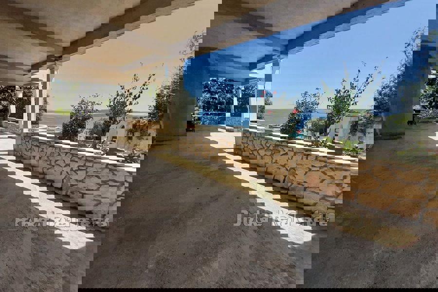 Una casa spaziosa in una posizione unica sul mare