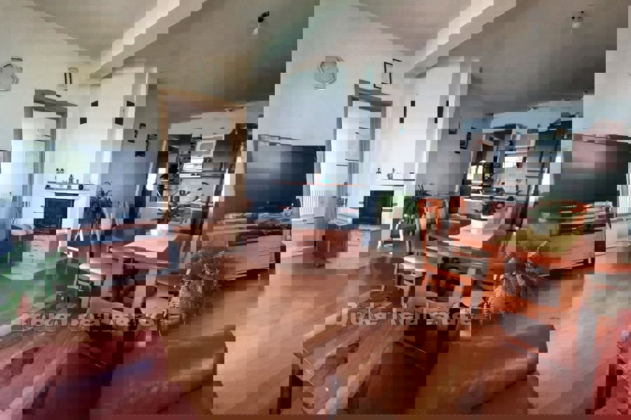 Una casa spaziosa in una posizione unica sul mare