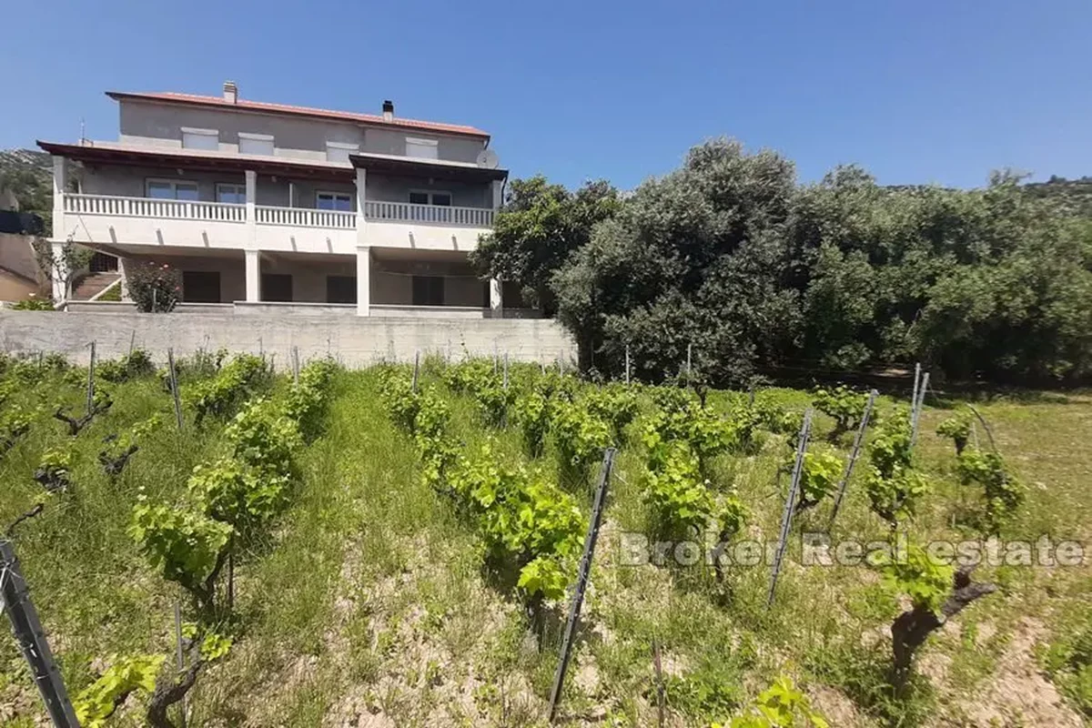 Una casa spaziosa in una posizione unica sul mare