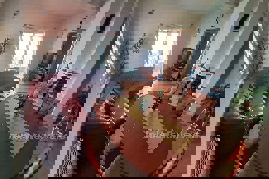 Una casa spaziosa in una posizione unica sul mare