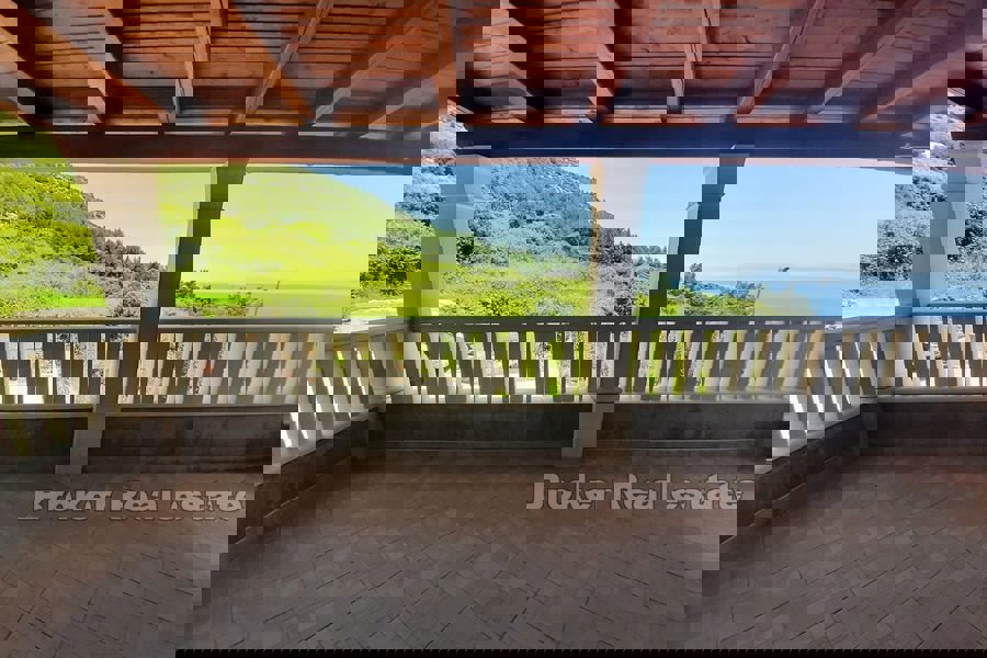 Una casa spaziosa in una posizione unica sul mare