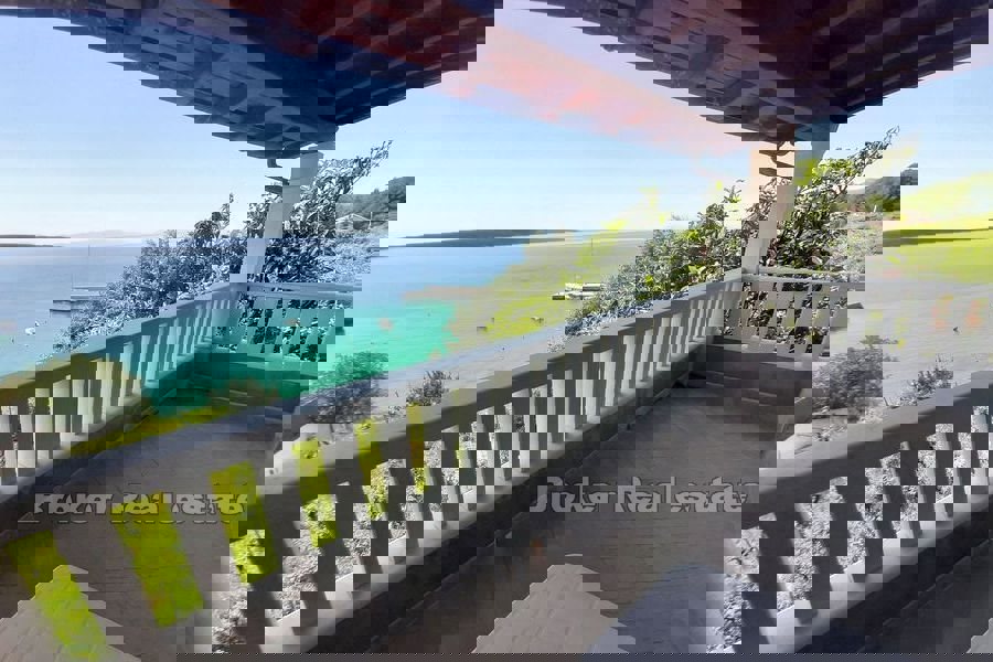 Una casa spaziosa in una posizione unica sul mare