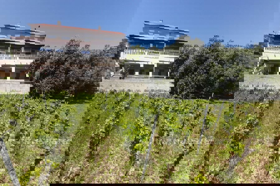 Una casa spaziosa in una posizione unica sul mare