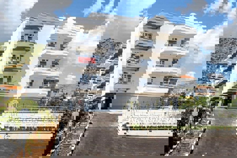 Appartamento con una camera da letto con piscina