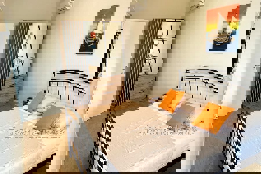 Appartamento con una camera da letto con piscina