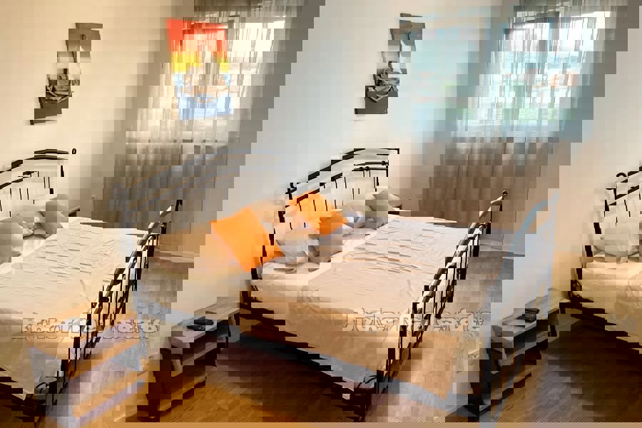 Appartamento con una camera da letto con piscina