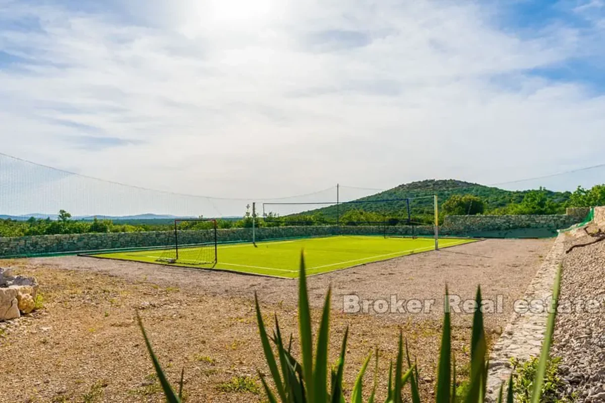 Lussuosa villa in pietra con piscina