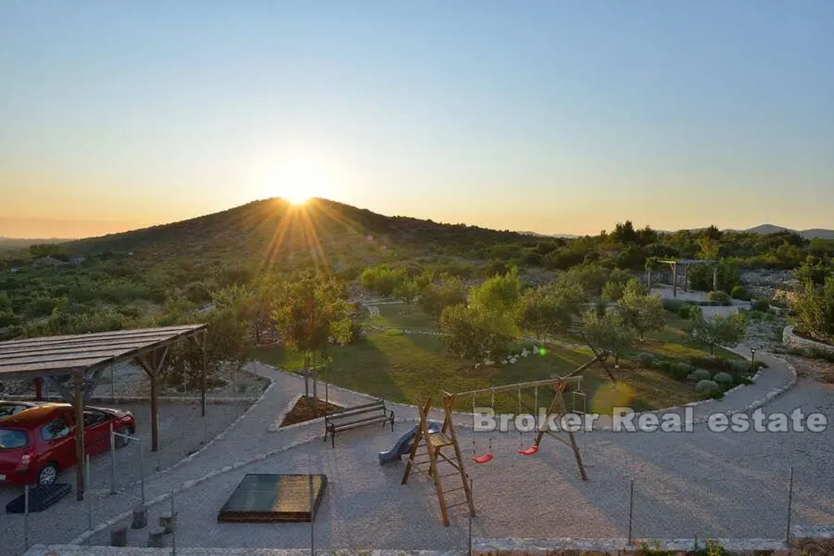 Lussuosa villa in pietra con piscina