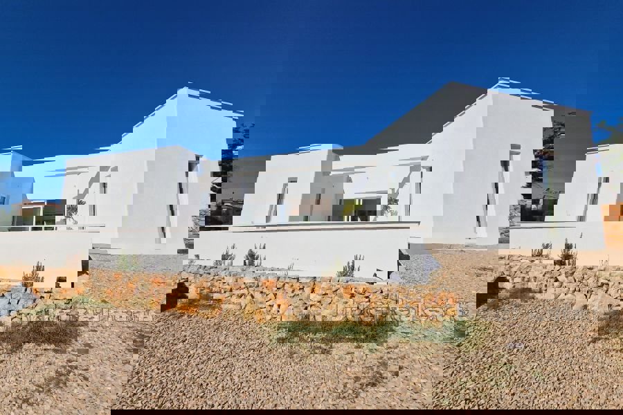 Villa mediterranea con piscina e vista mare