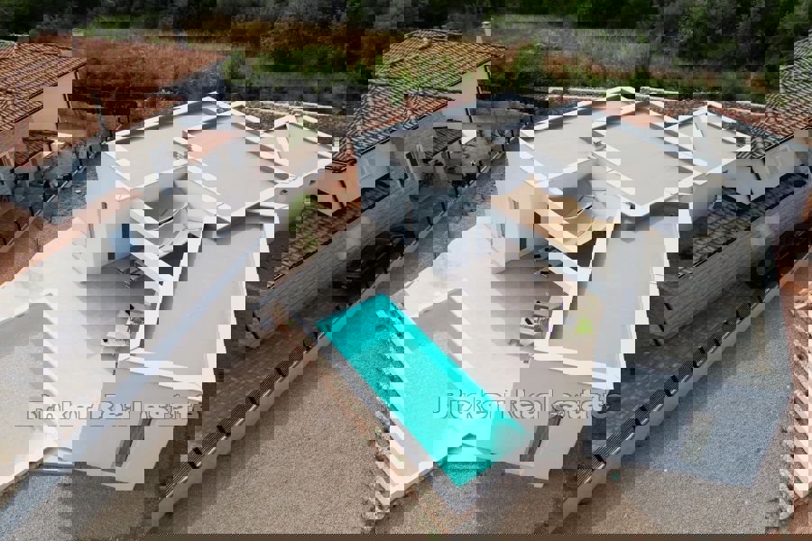 Villa mediterranea con piscina e vista mare