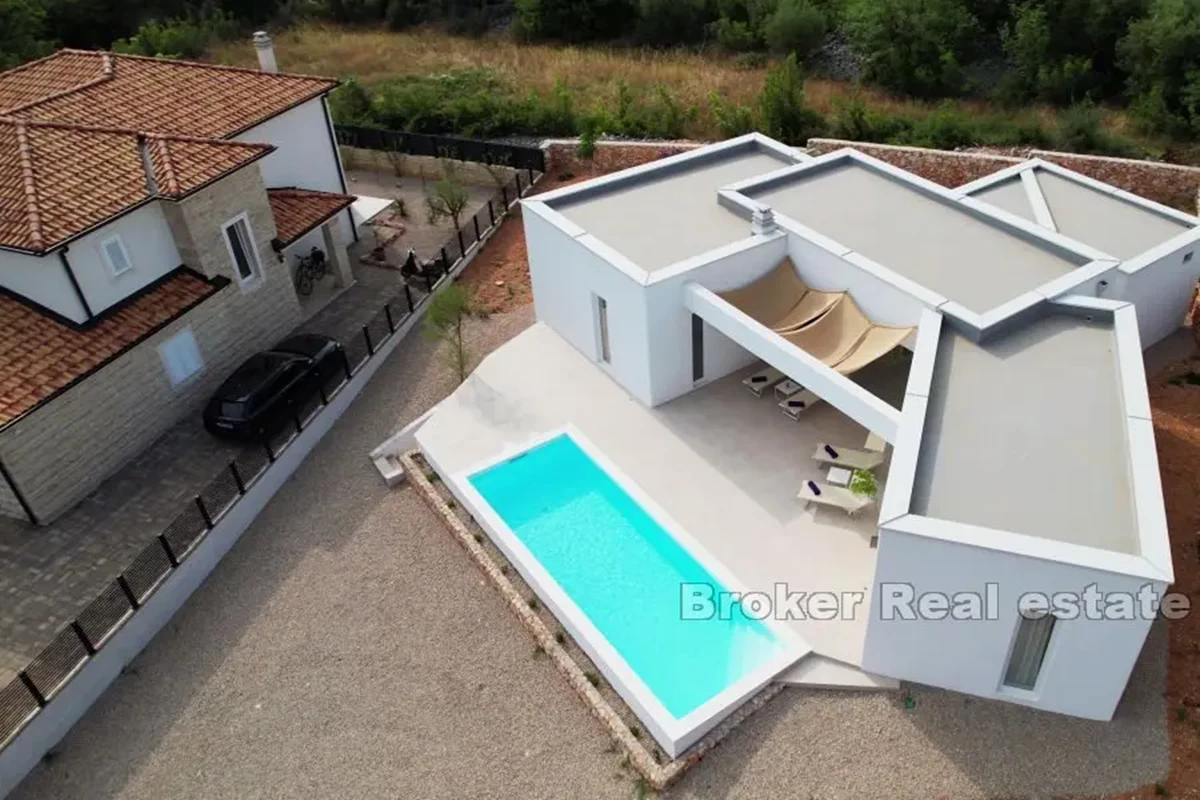 Villa mediterranea con piscina e vista mare