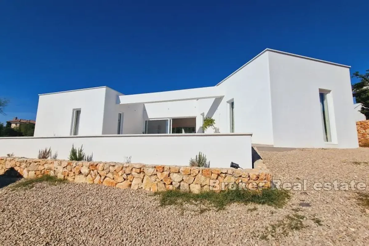 Villa mediterranea con piscina e vista mare