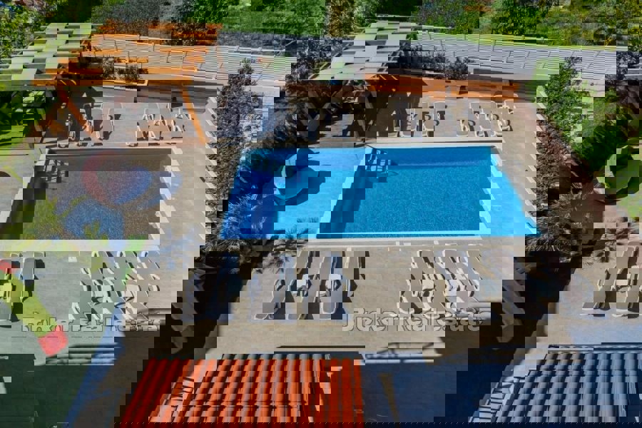 Casa con piscina e vista mare