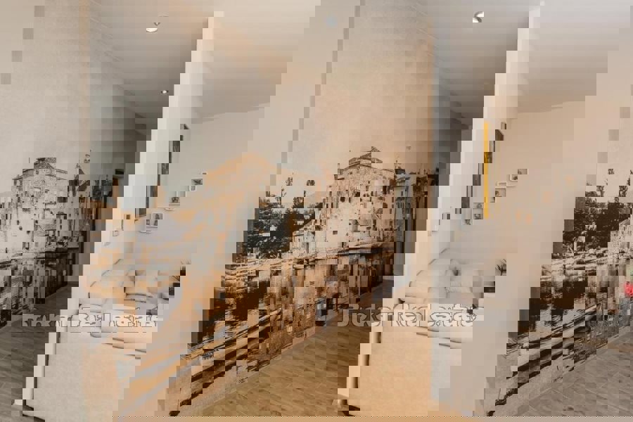 Casa con piscina e vista mare