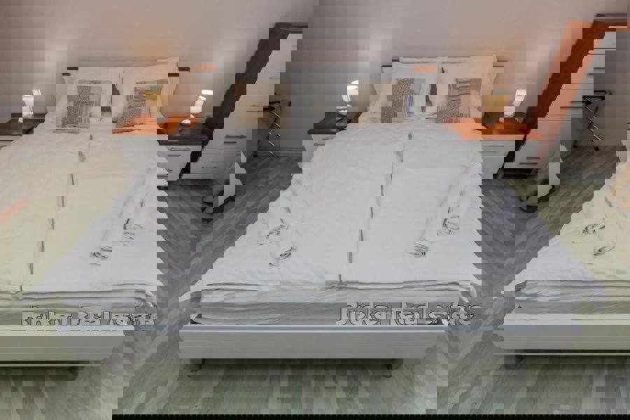 Casa con piscina e vista mare