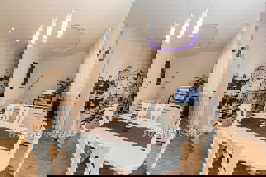 Casa con piscina e vista mare