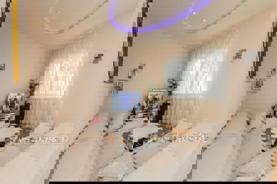 Casa con piscina e vista mare