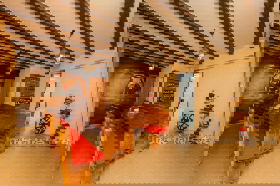 Casa con piscina e vista mare