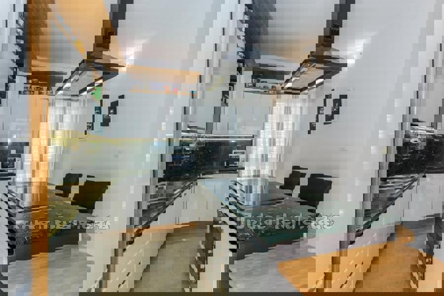 Casa con piscina e vista mare