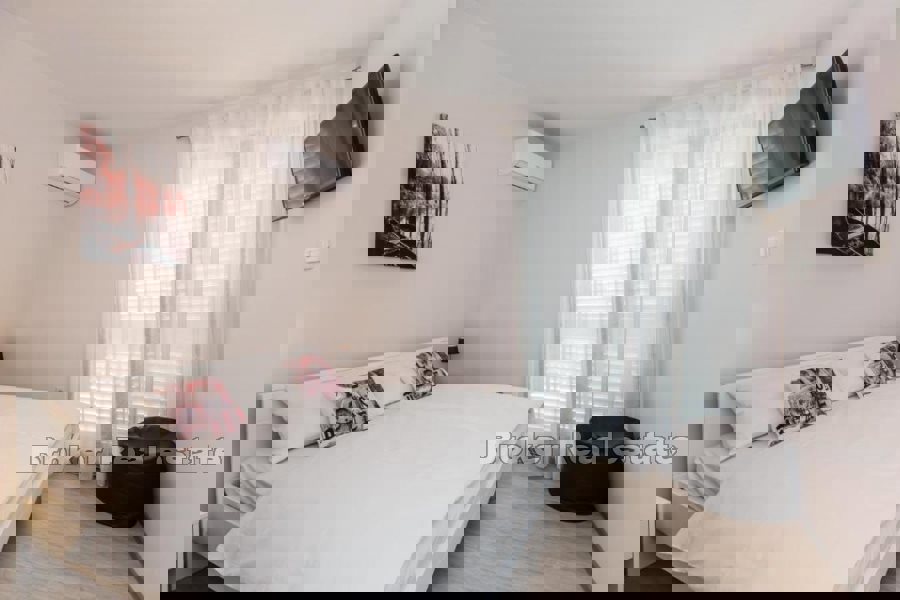 Casa con piscina e vista mare