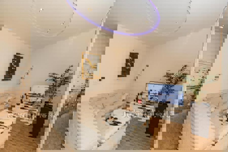 Casa con piscina e vista mare