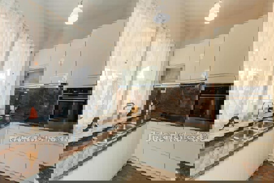 Casa con piscina e vista mare