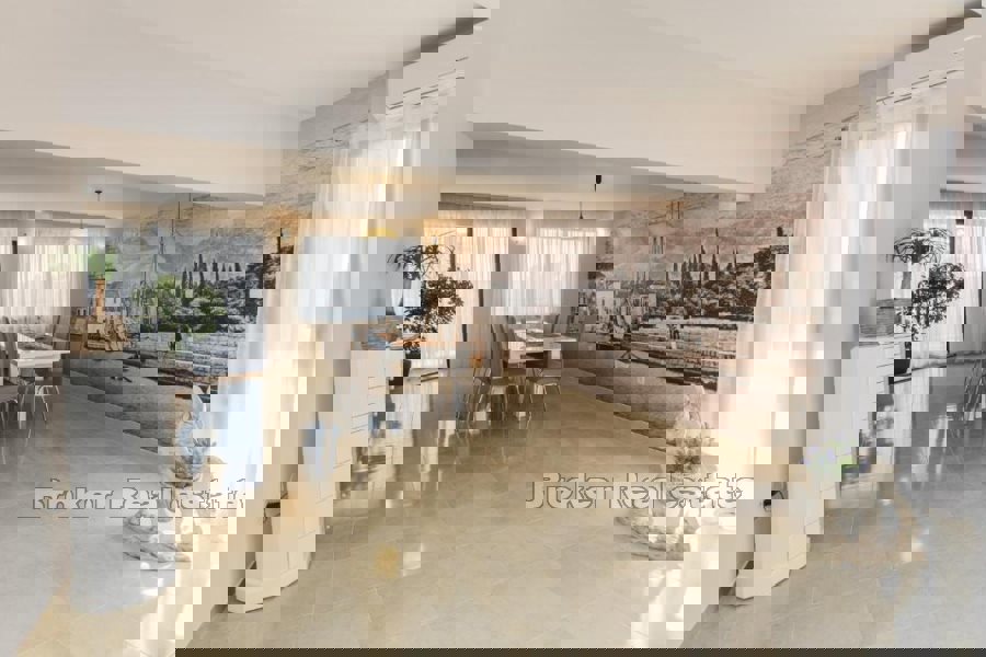 Casa con piscina e vista mare