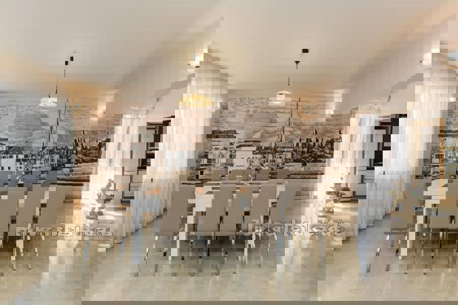 Casa con piscina e vista mare