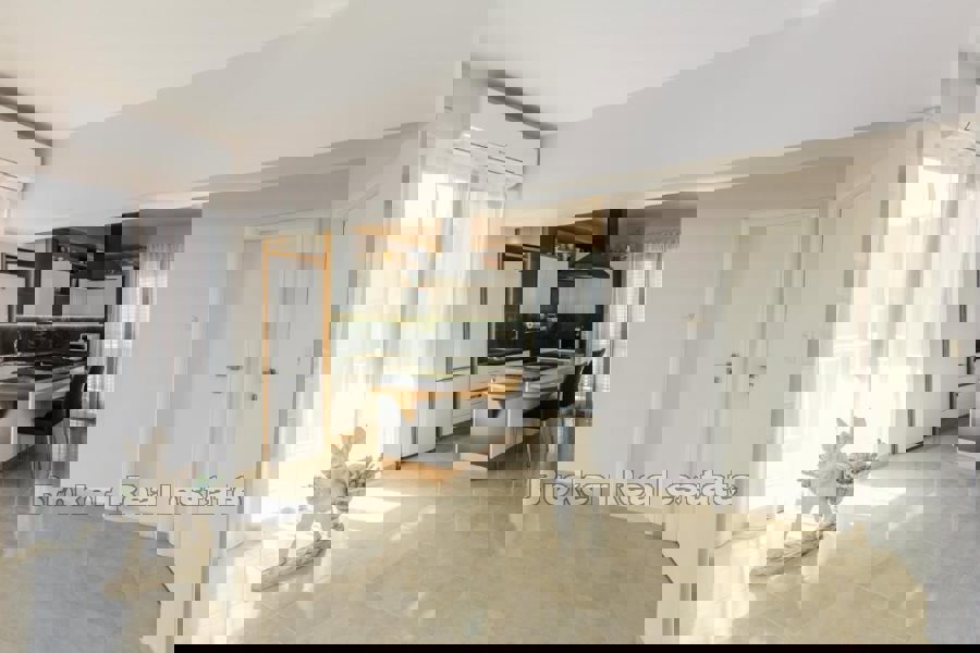 Casa con piscina e vista mare