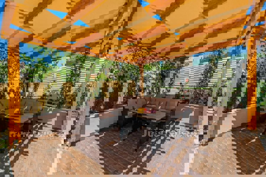 Casa con piscina e vista mare