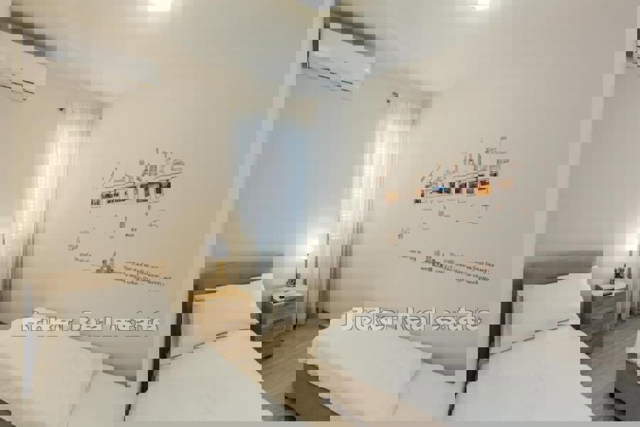 Casa con piscina e vista mare