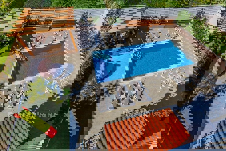 Casa con piscina e vista mare