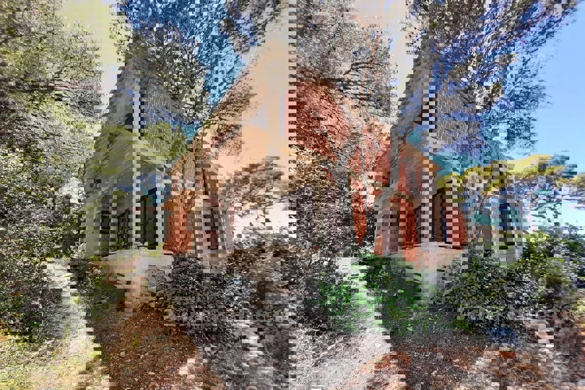 Palazzina al grezzo in prima fila dal mare