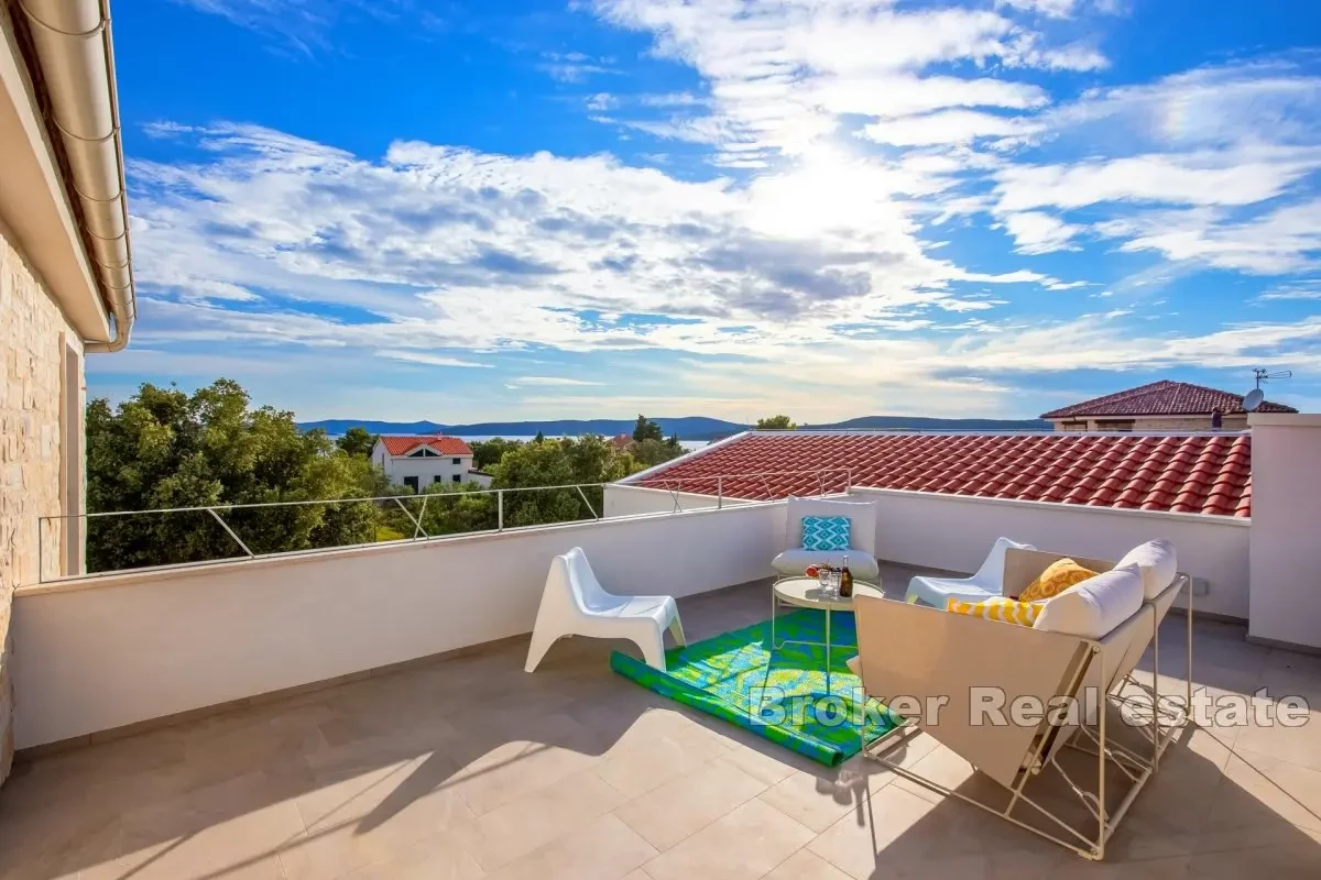 Una villa con piscina coperta vicino al mare