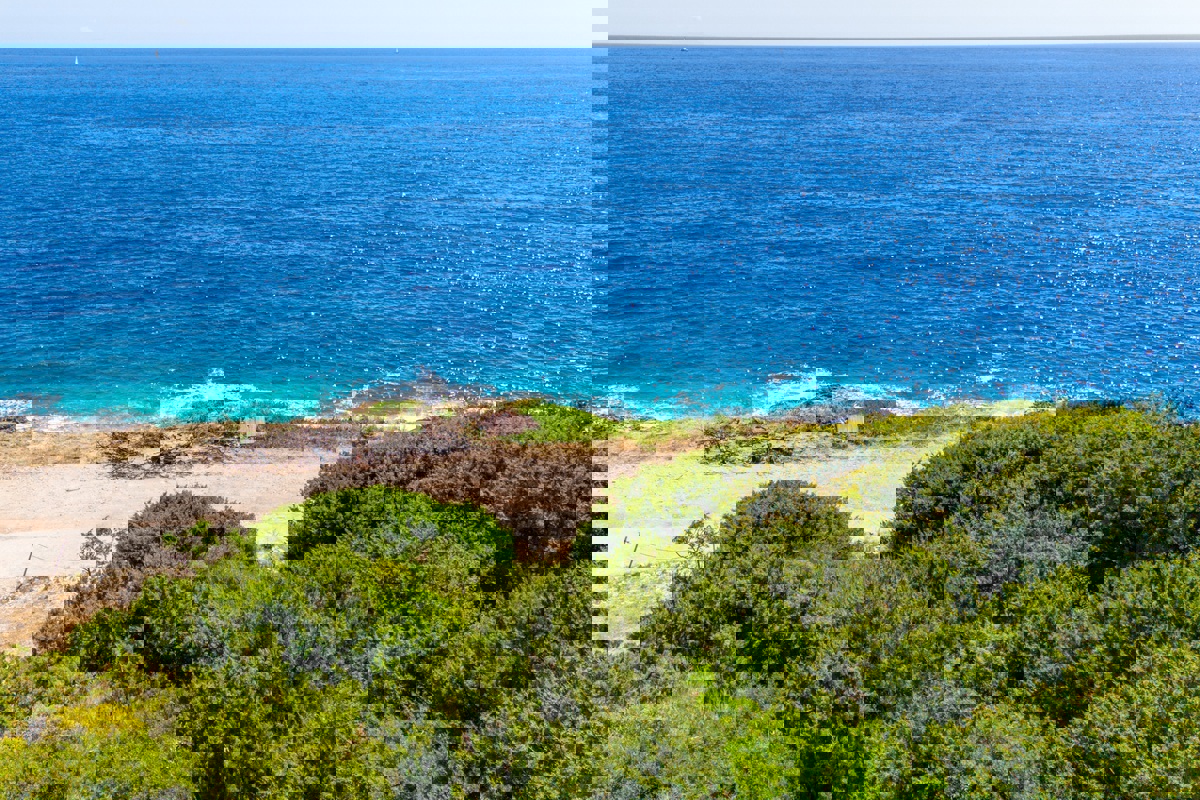 Terreno edificabile attraente, prima fila al mare