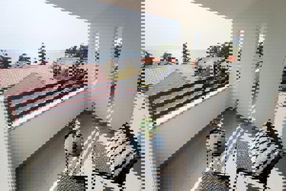 Casa con locale commerciale e terreno edificabile