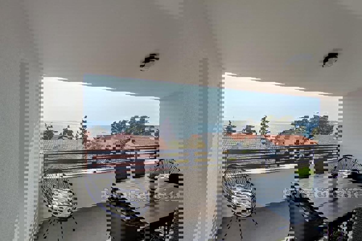 Casa con locale commerciale e terreno edificabile