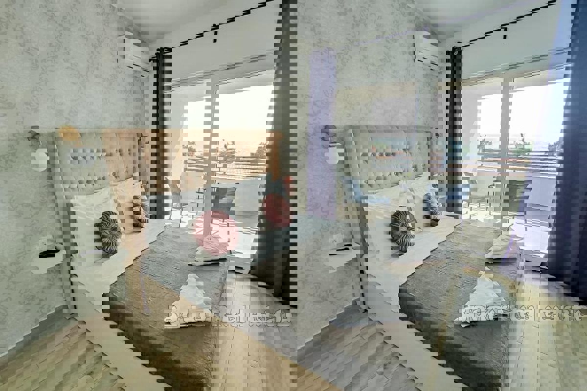 Casa con locale commerciale e terreno edificabile