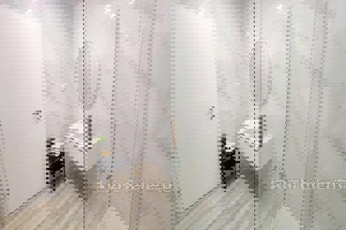 Casa con locale commerciale e terreno edificabile