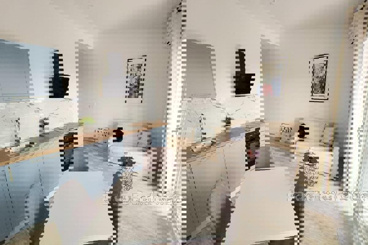 Casa con locale commerciale e terreno edificabile