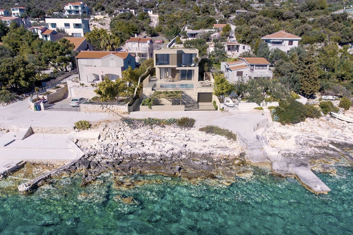 Villa attraente, prima fila al mare