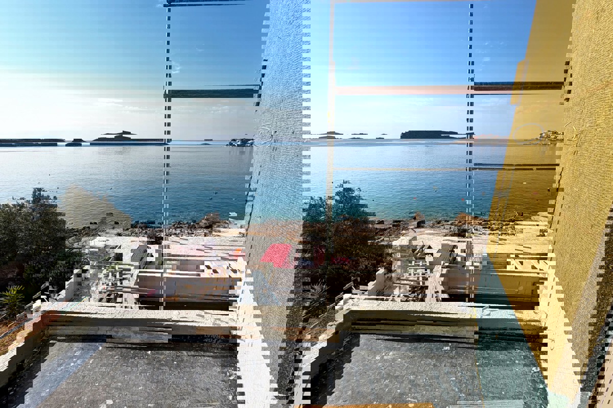 Villa attraente, prima fila al mare