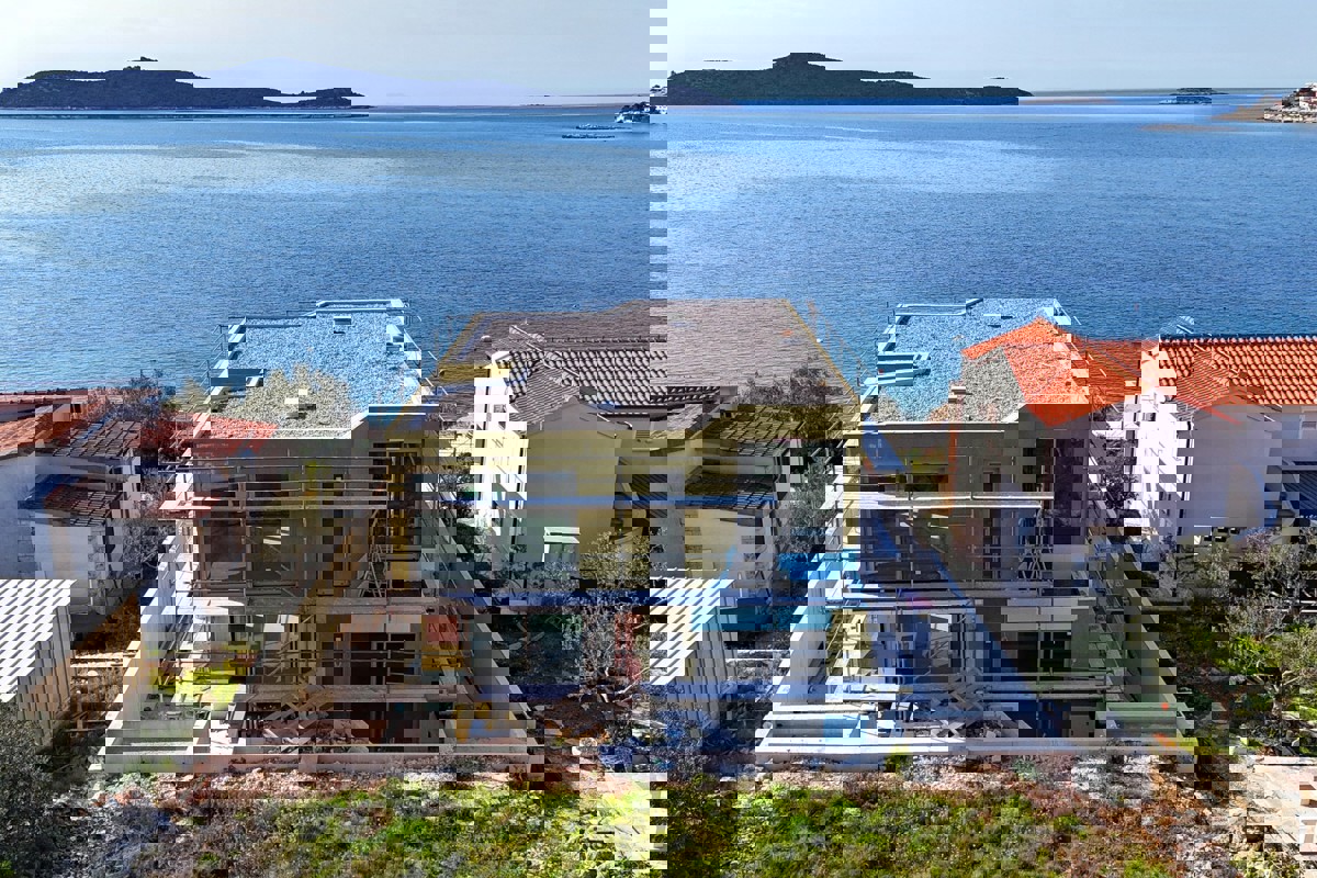 Villa attraente, prima fila al mare